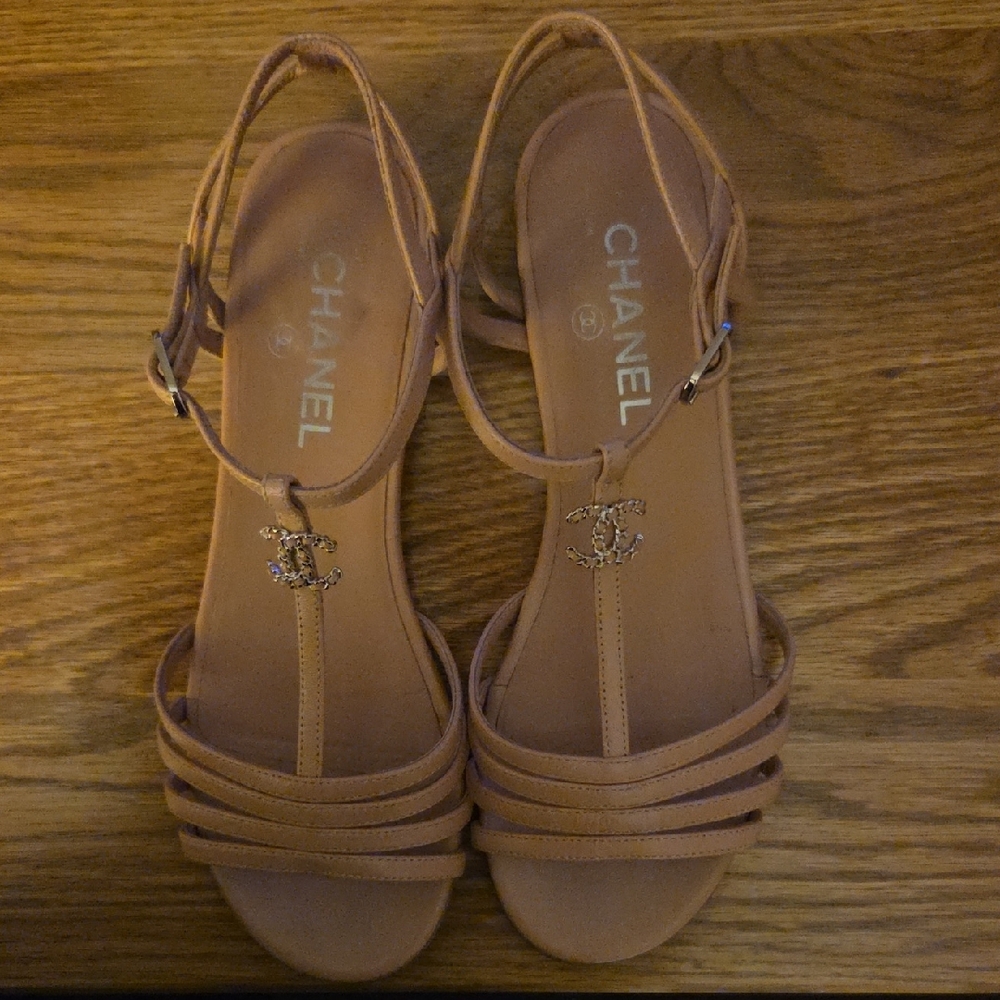 CHANEL Tan Lambskin Sandals with Intertwined Leather And Metal CC LOGO - Picture 13 of 13